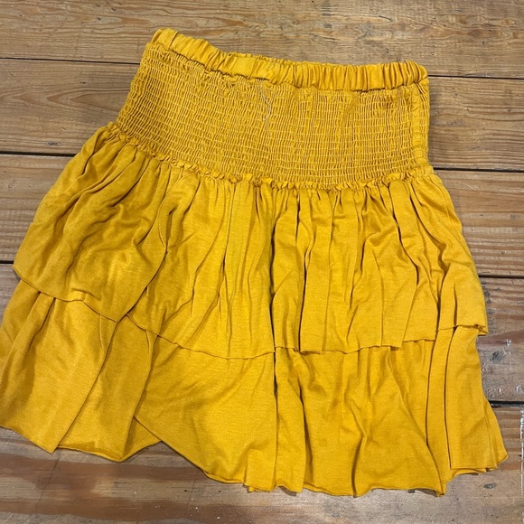 (208) —YELLOW SKIRT— - Picture 5 of 5